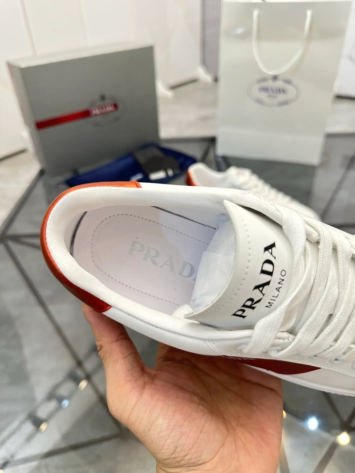 Men's shoes for sale💰: 💰P500¥ High-end top quality Product trademark: Prada * "Prada*" low-top casual shoes Regular size: 35-45 (can be customized to 46) Couple style Product materials: imported first-layer cowhide leather upper, water-dyed sheep lining, original outsole. No.: H201